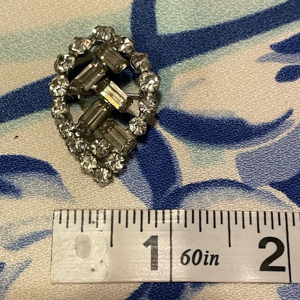 Rhinestone leaf pin - Picture 2 of 4